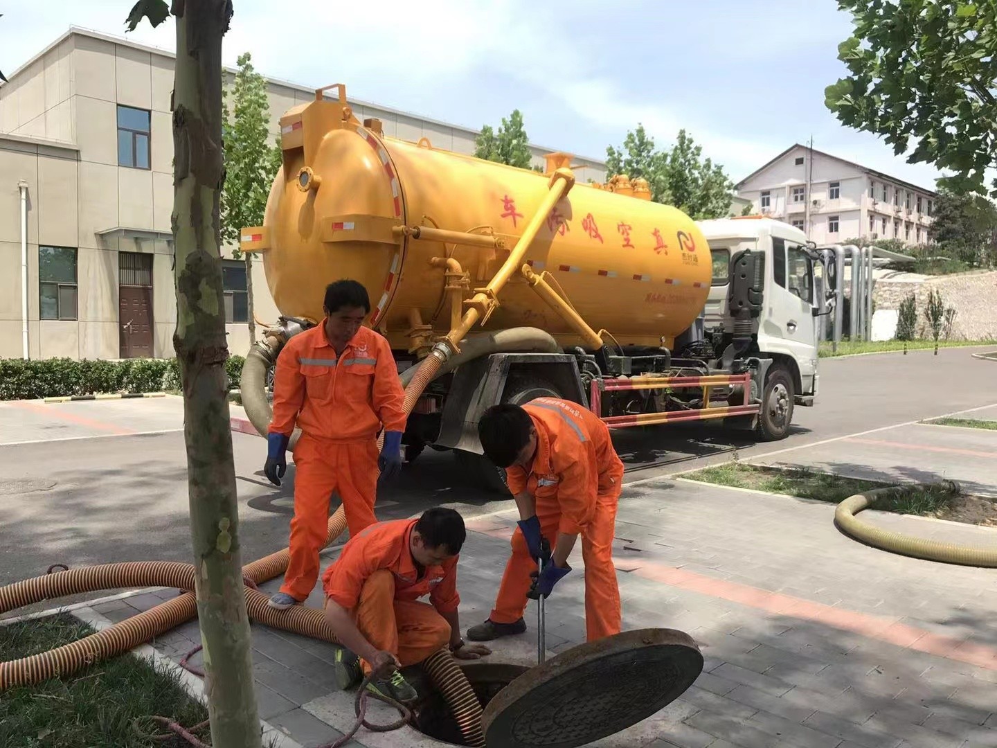 临颍管道疏通车停在窨井附近