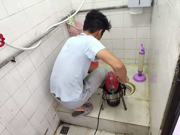 临颍管道堵塞冒臭气 专业师傅现场解决问题