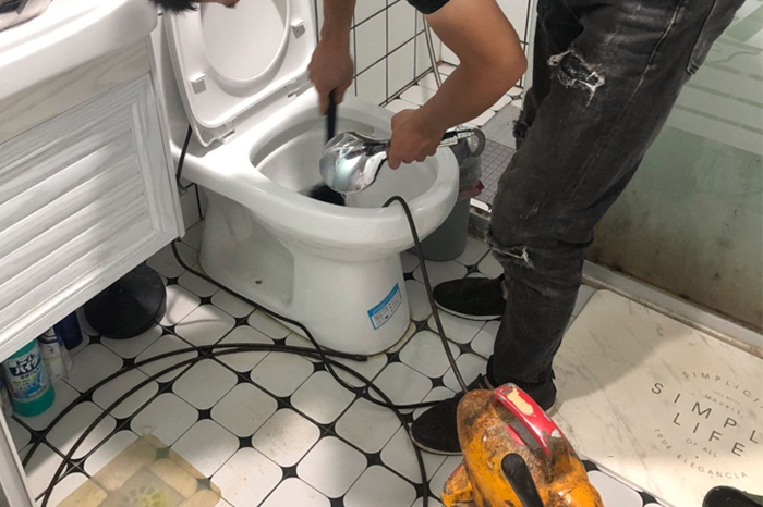 临颍马桶堵塞自己疏通还是找师傅?专业上门服务让你省时更省心